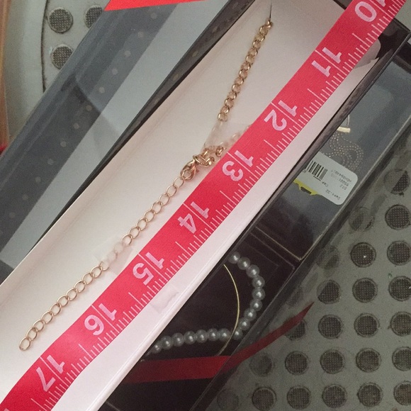 Free 5-piece NWT faux pearl jewelry set - Picture 7 of 8